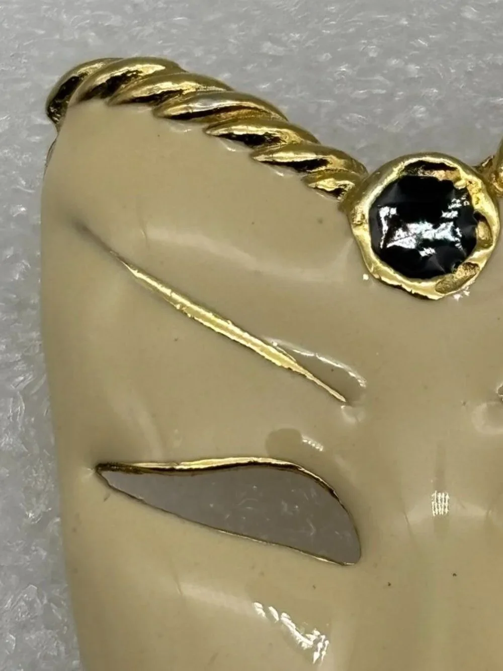 Vintage Masquerade Mardi Gras Mask Brooch Cream Black Enamel Gold Tone Unbranded